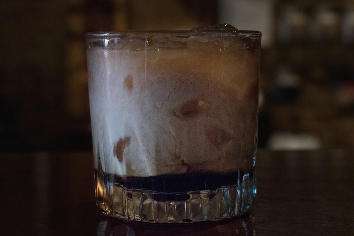 How to make a white russian cocktail